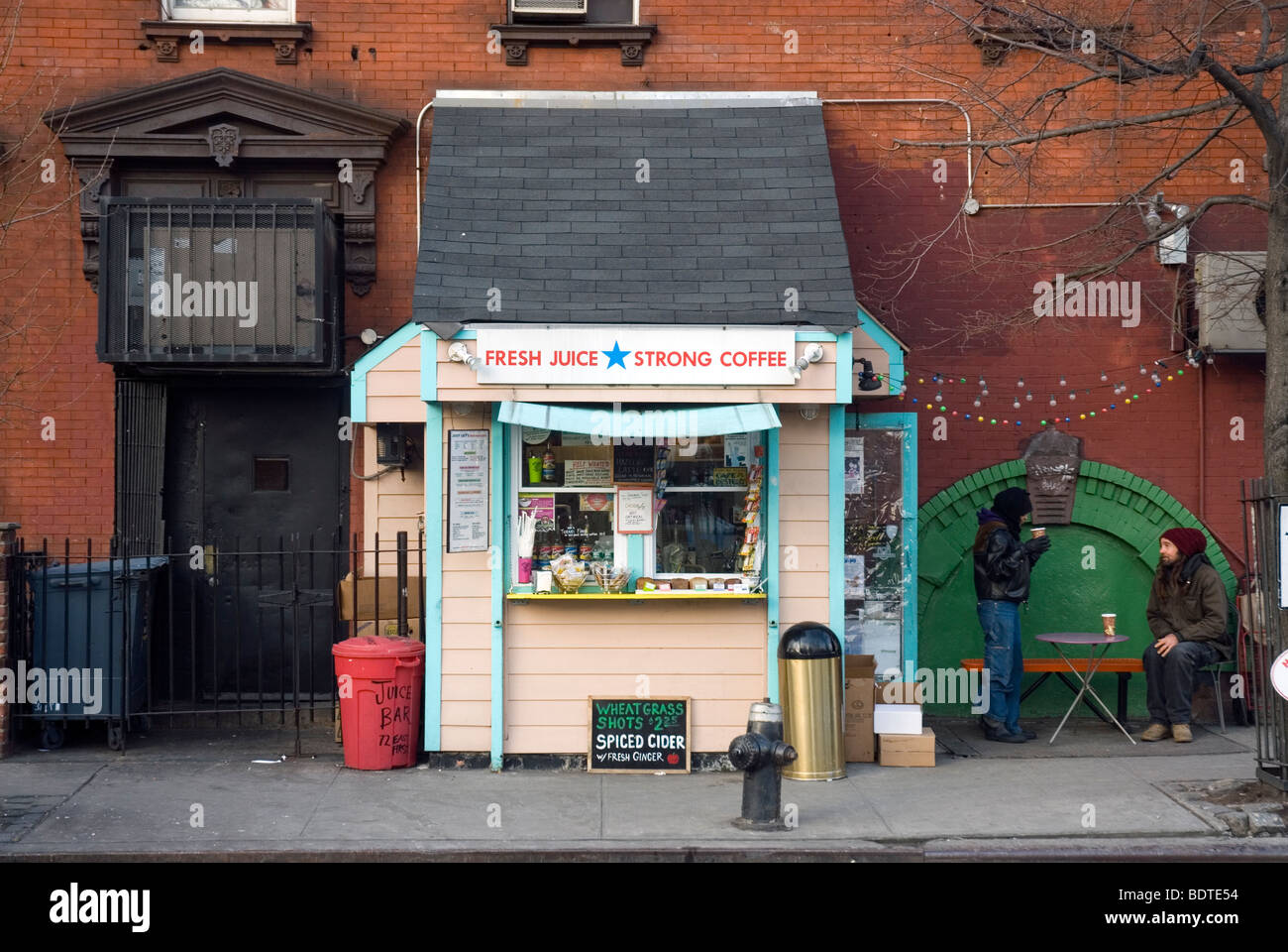 Vereinigte Staaten von Amerika (New York). 2009. Avenue A (5. y 6.), East Village, Manhattan. Stockfoto