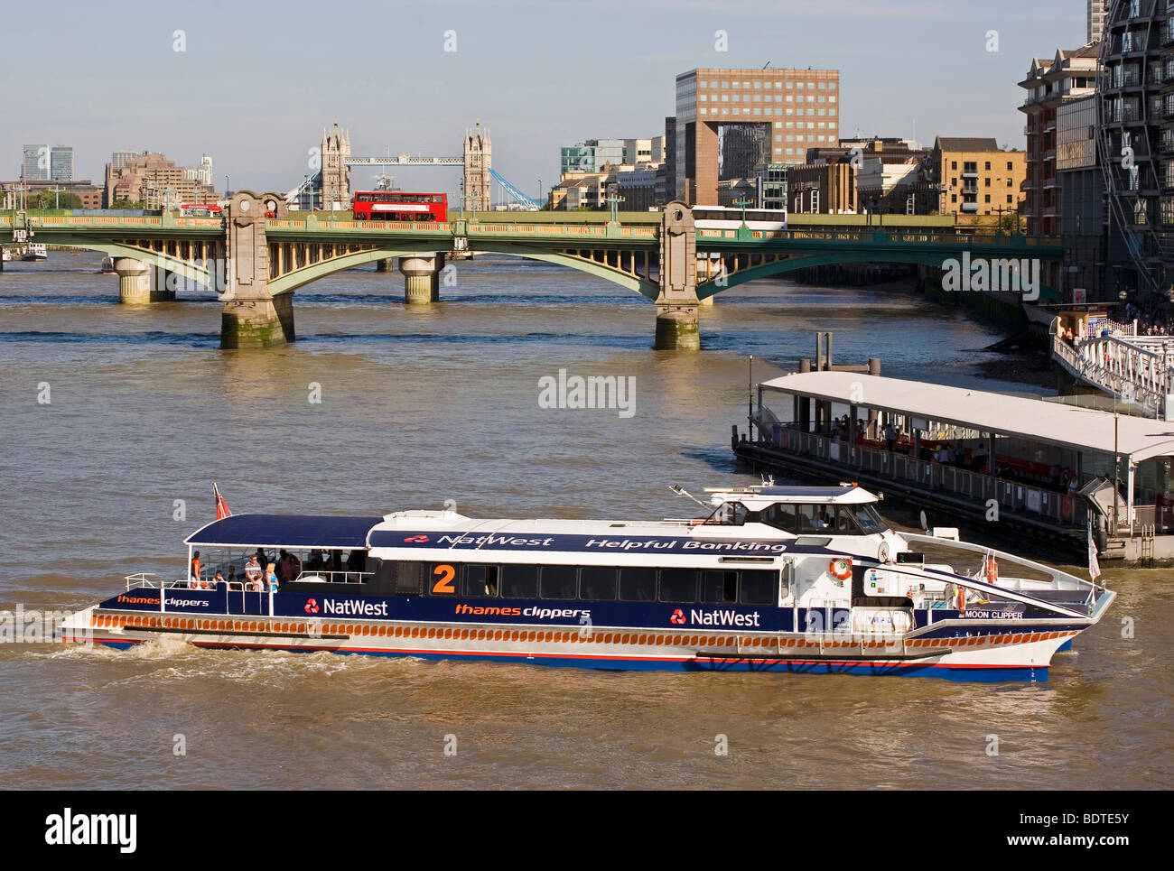 Thames Clippers Boot an der Bankside Pier, London, England, UK Stockfoto