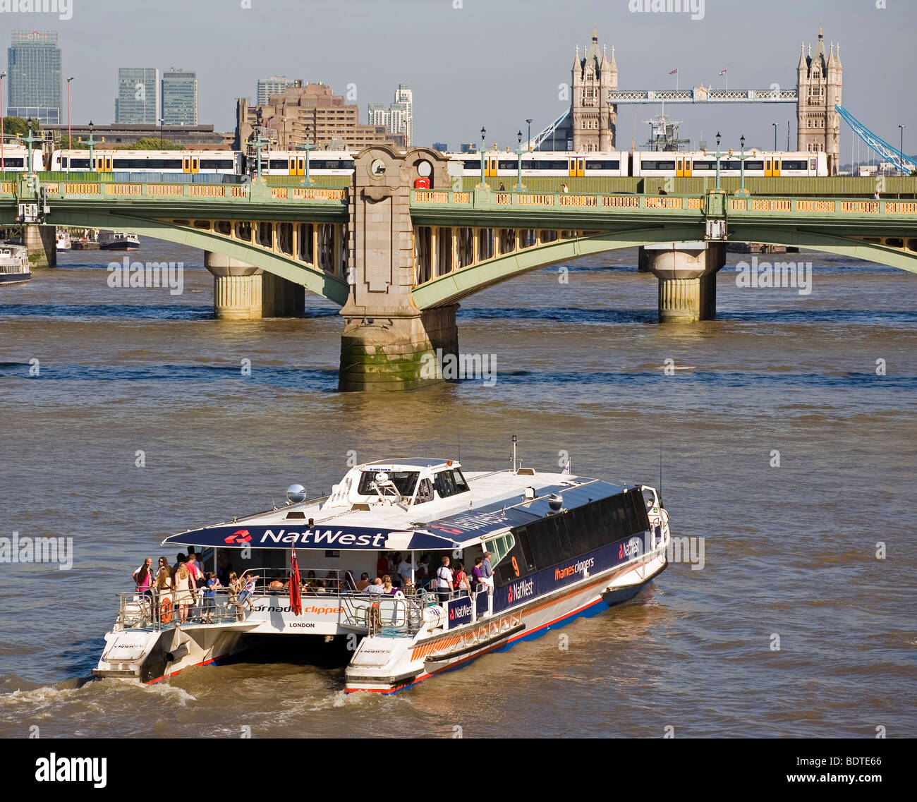 Thames Clippers Boot in Richtung Osten der City of London, Southwark Bridge und Tower Bridge, London, England, UK Stockfoto