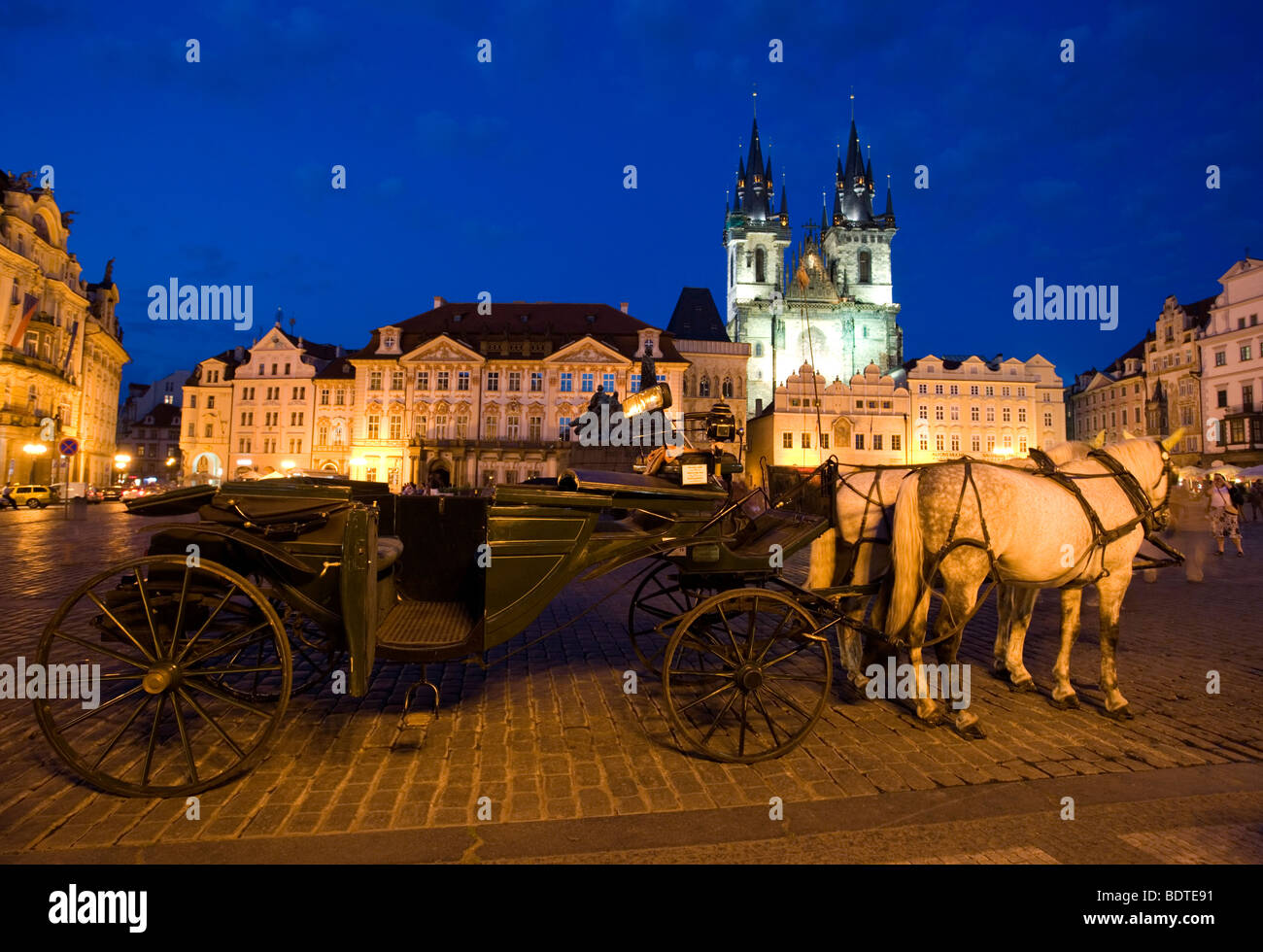 Pferdekutsche und Teynkirche am Altstädter Ring in Prag in der Abenddämmerung, Tschechien. Stockfoto