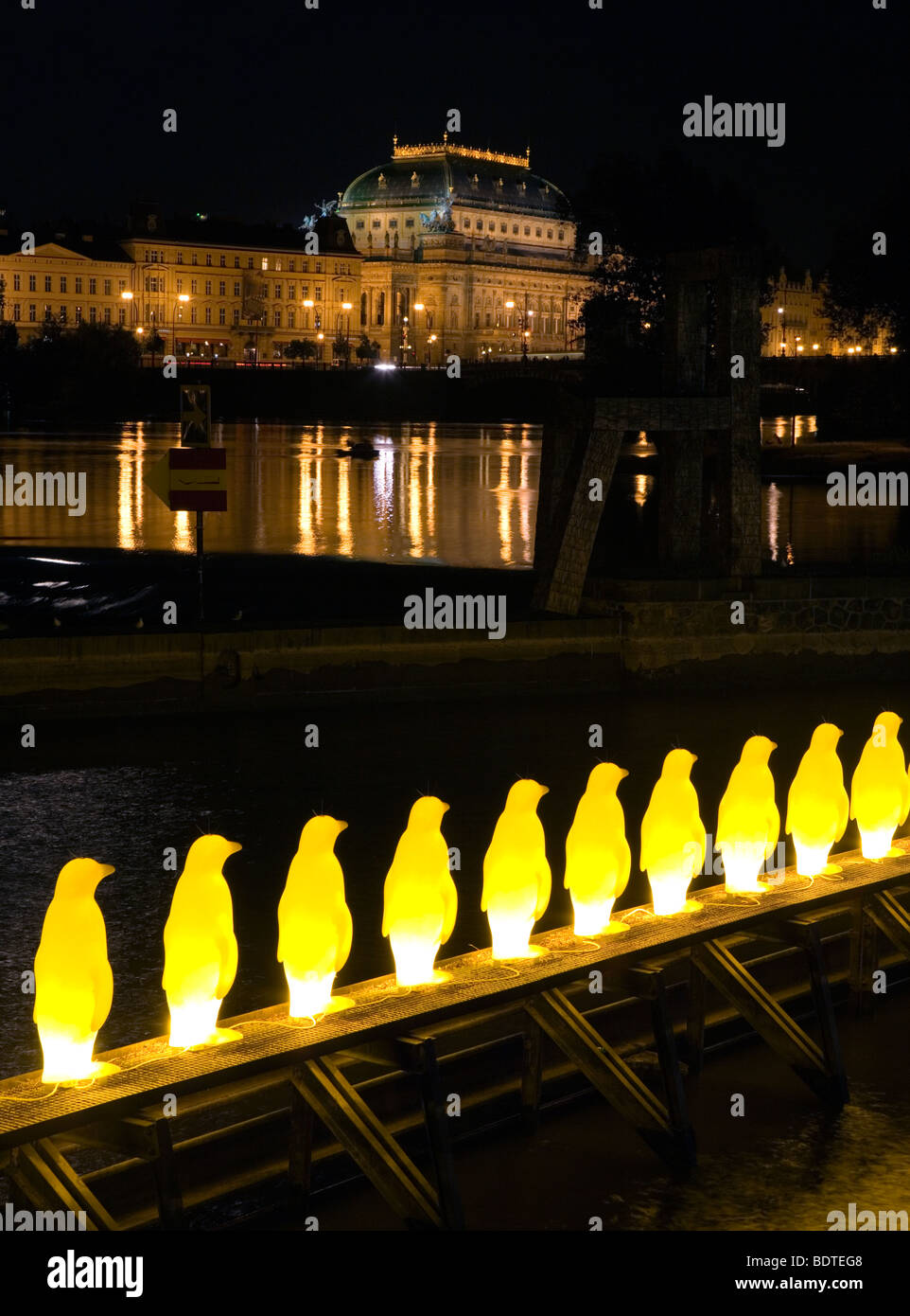 Glühende Pinguine am Ufer des Flusses Vltava in der Nacht in Prag, Tschechien. Stockfoto