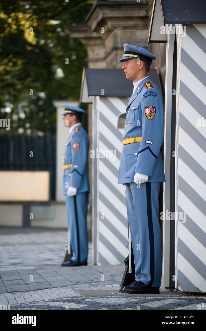 Die Wachen am Eingang des Schlosses in Prag, Tschechien. Stockfoto