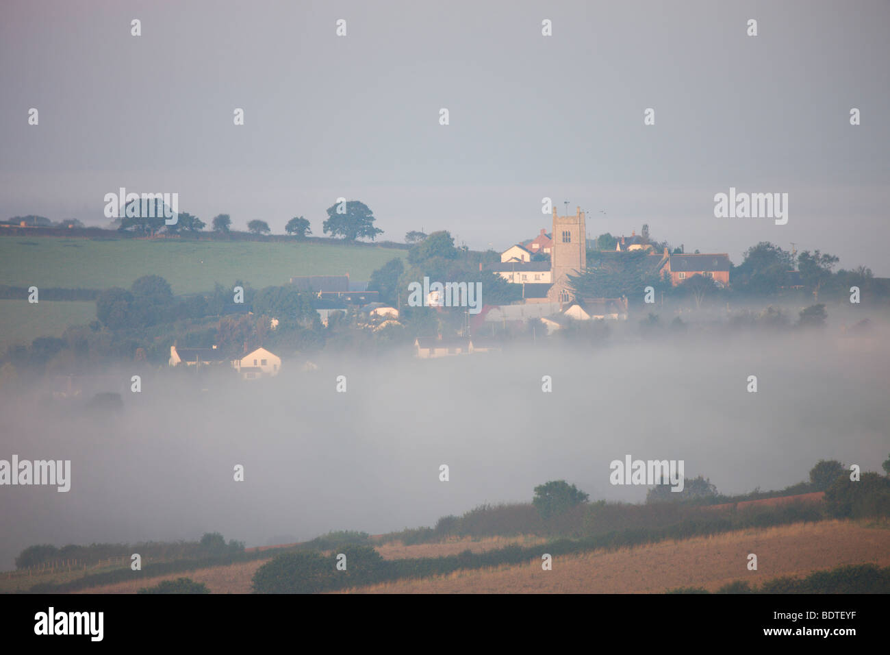 Colebrooke Dorf und Kirche umgeben von Nebel, Devon, England. (September) im Sommer 2008 Stockfoto