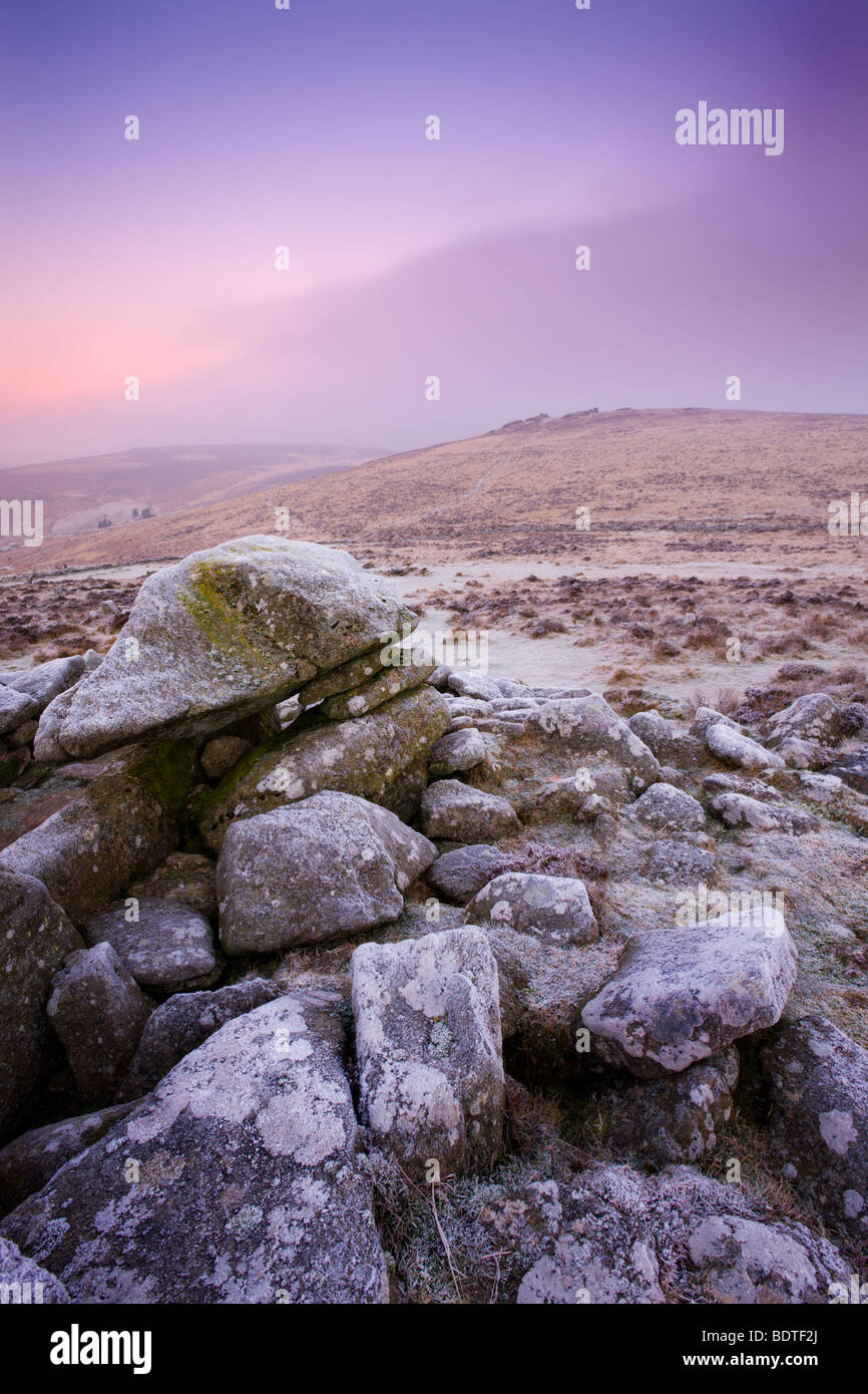 Ein Nebel und frostigen Morgen vor den Toren der megalithischen Grimspound, Dartmoor National Park, Devon, England. Winter (Januar) 2009 Stockfoto