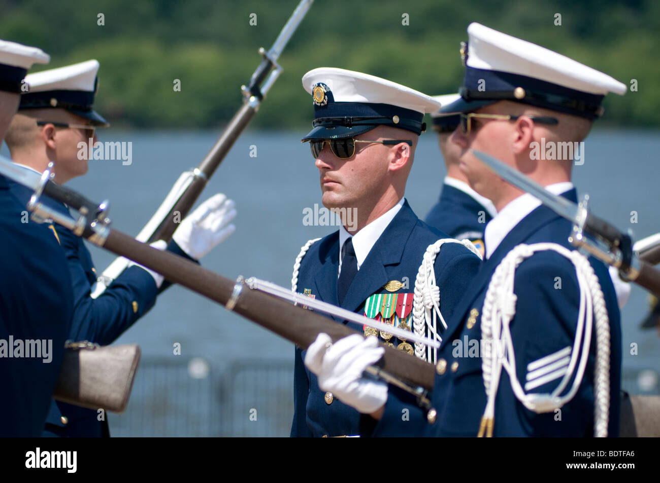 Der US Coast Guard Silent Bohrer Team, Bestandteil der Ehrengarde, erklingt in der Jefferson Memorial in Washington, DC. Stockfoto