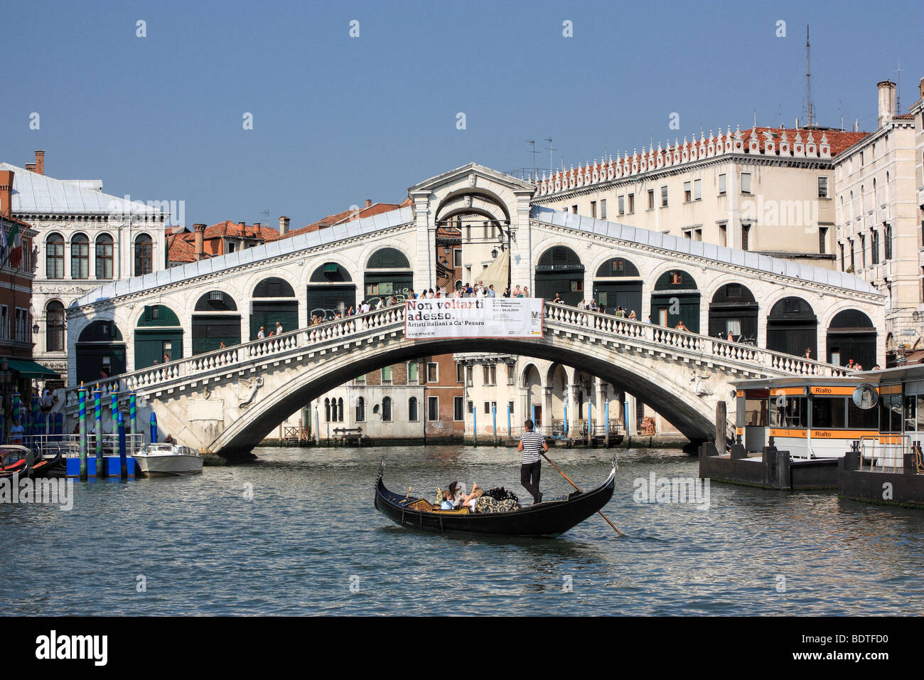 Ponte di Rialto (Rialtobrücke) über den Canal Grande, Venedig, Italien Stockfoto