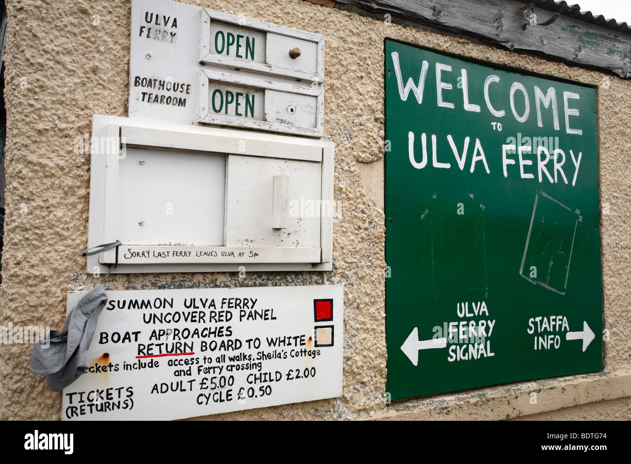 Hinweisschilder für die Ulva Fähre von der Isle of Mull nach Ulva. Stockfoto