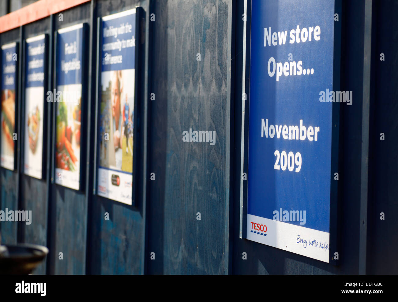 Ankündigung der Eröffnung einer neuen Filiale während der Konvertierung eine alte Gastwirtschaft in einem Supermarkt, Heacham Tesco-Schilder Stockfoto