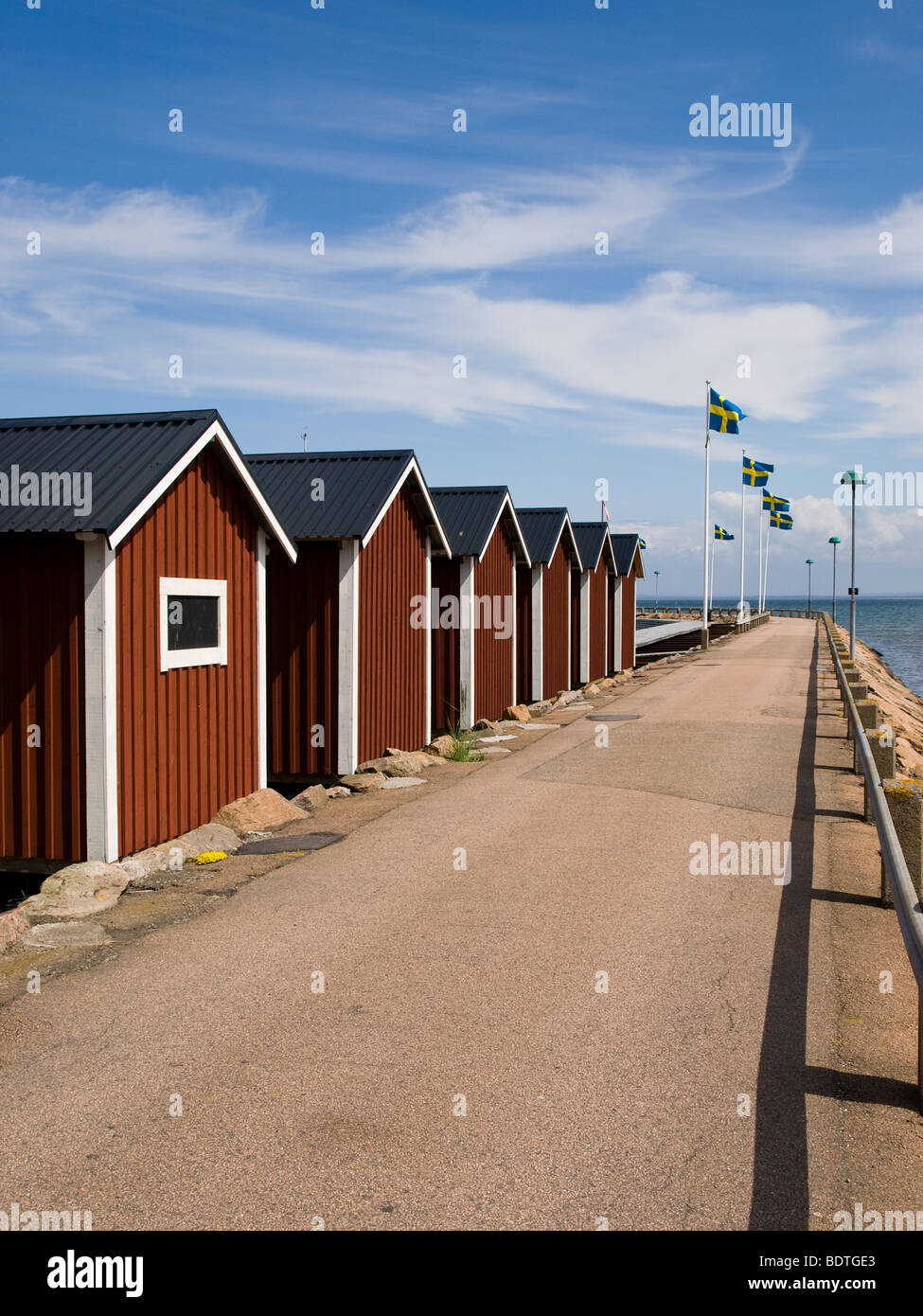 Bootshäuser säumen die Oresunde Yacht-Hafen in Båstad, Schweden. Stockfoto Bootshäuser säumen die Oresunde Yacht-Hafen in Båstad, Schweden. Stockfoto