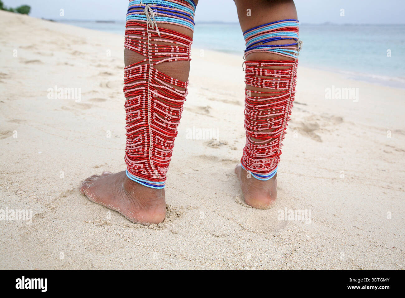 Panama, Comarca de Kuna zentrale Lateinamerika, San Blas, indische Frau in traditioneller Kleidung im tropischen Paradies Insel Strand Stockfoto