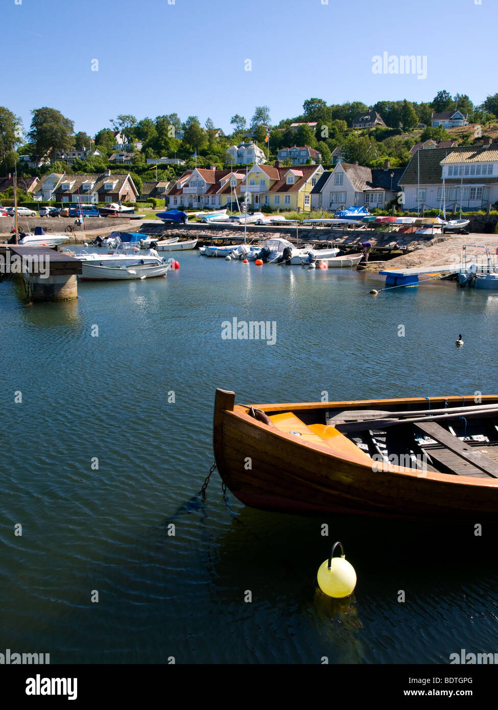 Der kleine Hafen von Arild, Schweden. Stockfoto