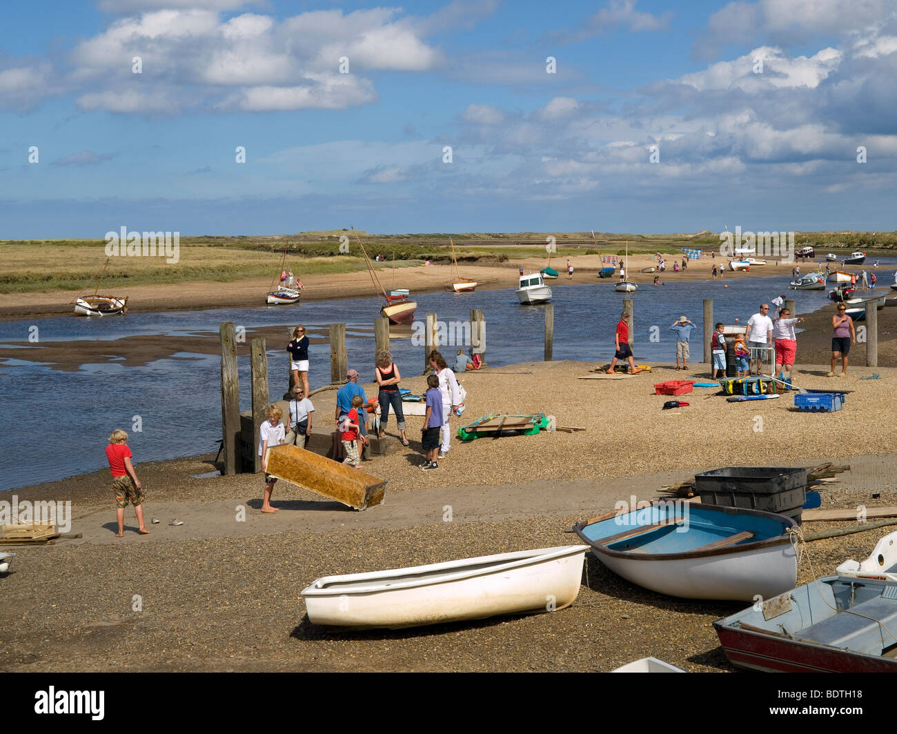 Urlauber am Burnham Overy Staithe North Norfolk August Bank Holiday 2009 Kinder an einem Build ein Boot-Wettbewerb teilnehmen Stockfoto