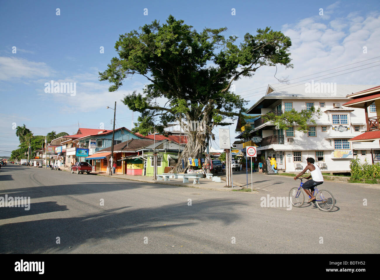 Bocas del Toro, Panama, Bocas Stadt Haupt Straße Biker entlang traditionellen Hafen Häuser karibischen Meer Stockfoto