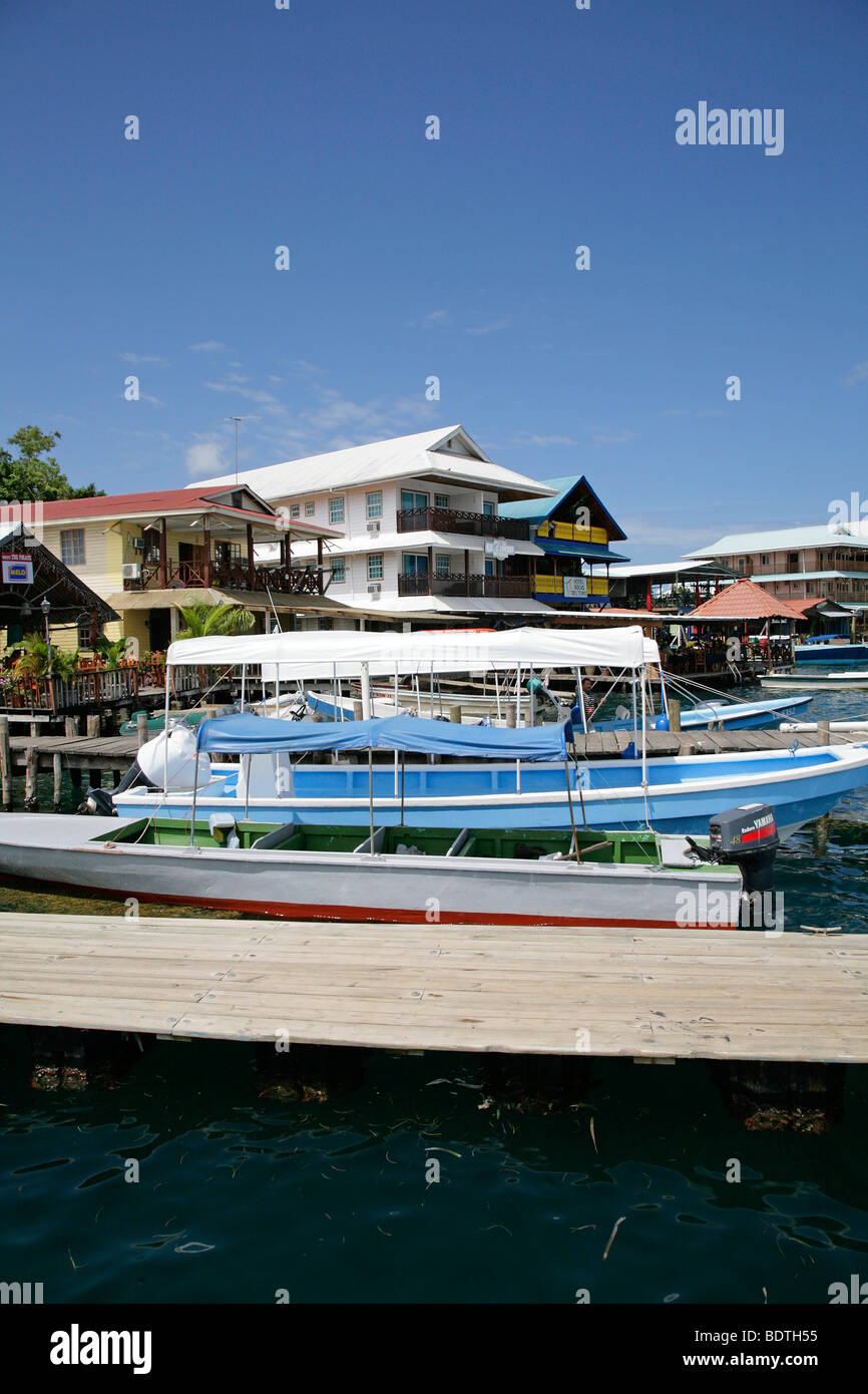 Panama, Bocas del Toro, zentrale Lateinamerika karibischen Ozean Bocas Stadt Häuser und Boote von der Anlegestelle am Ufer Stockfoto