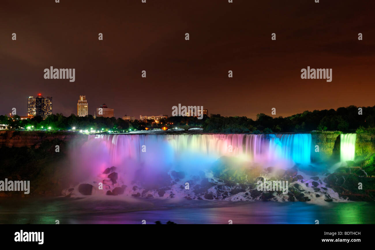 Amerikanischen Niagarafälle und Bridal Falls und Stadt hinter in der Nacht Stockfoto