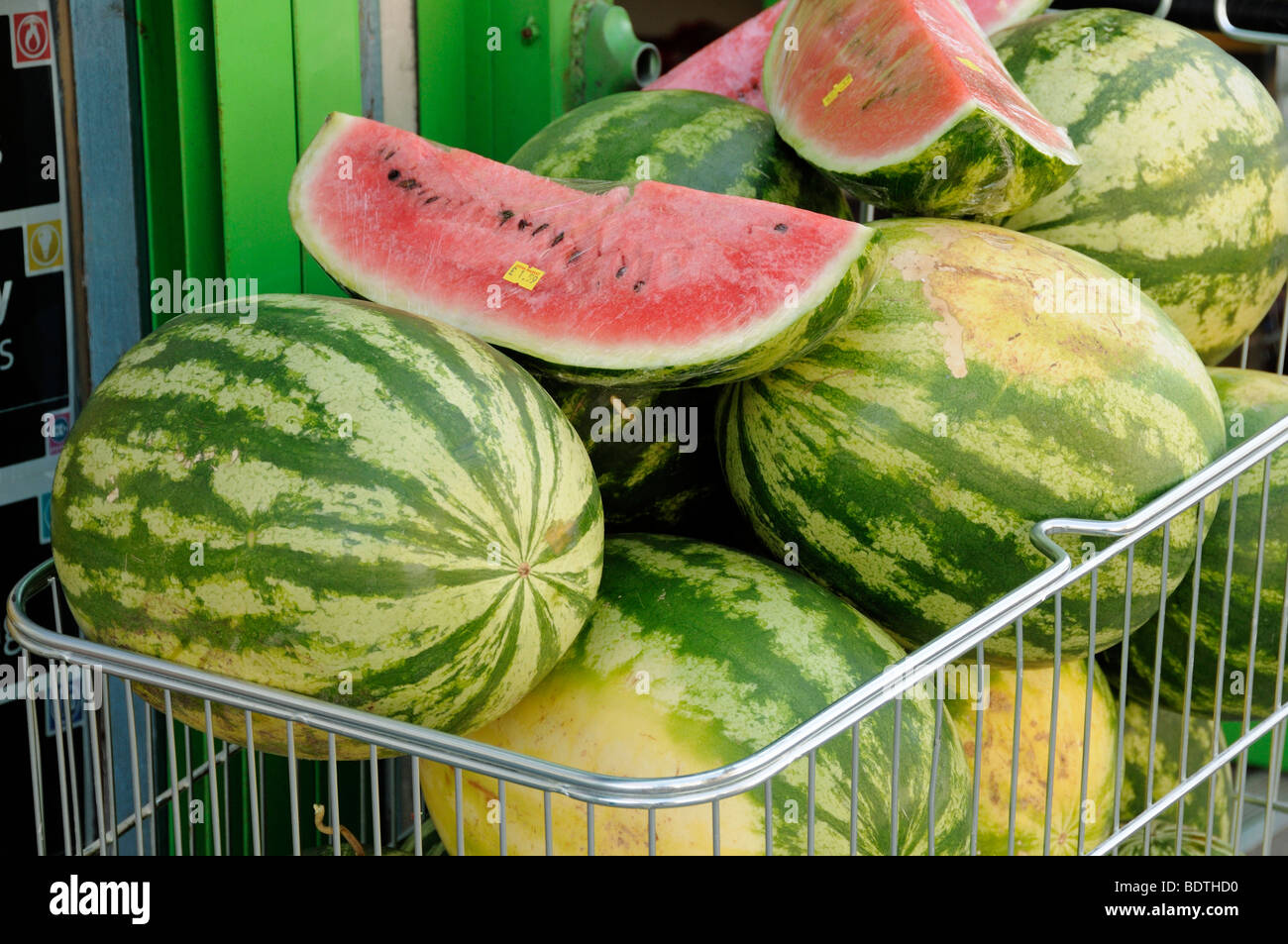 Wassermelonen im Einkaufswagen vor Geschäft Hackney London England UK Stockfoto