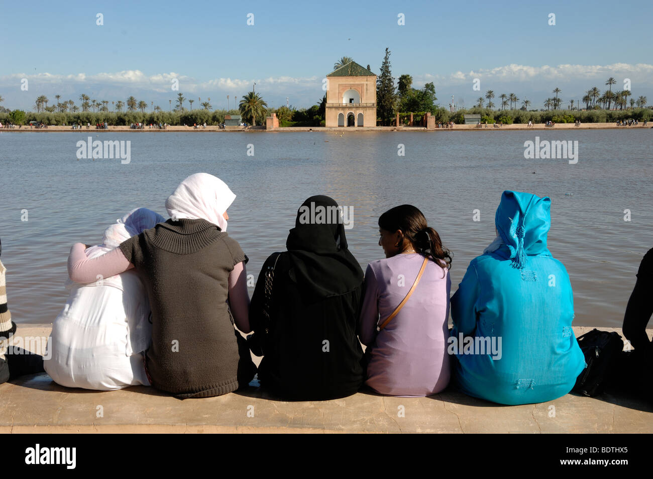 Marokkanische Frauen am Menara Royal Pavillon & Gärten Marrakesch