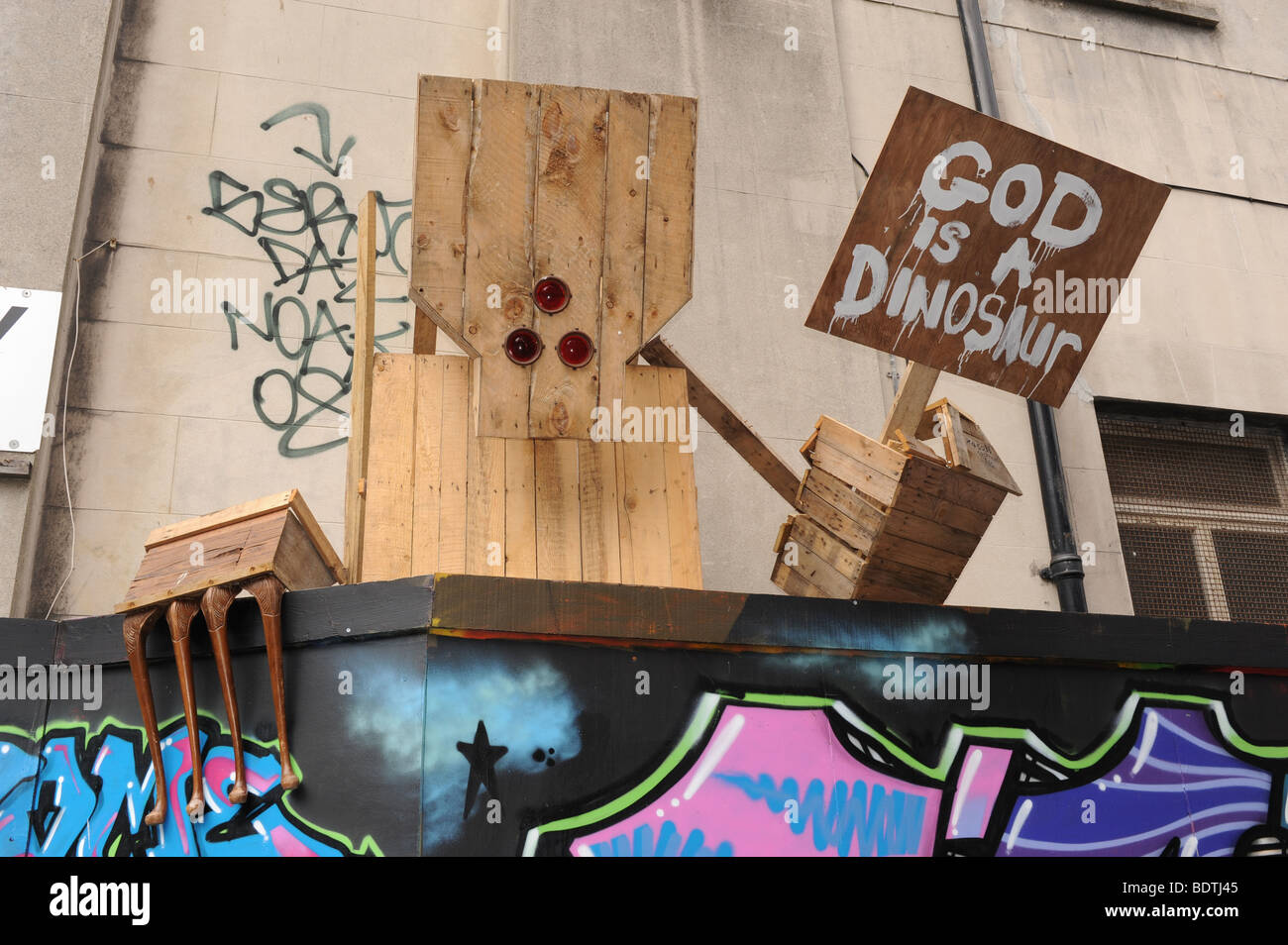 Gott ist eine lustige Dinosaurier-Holzskulptur in Brighton UK Stockfoto