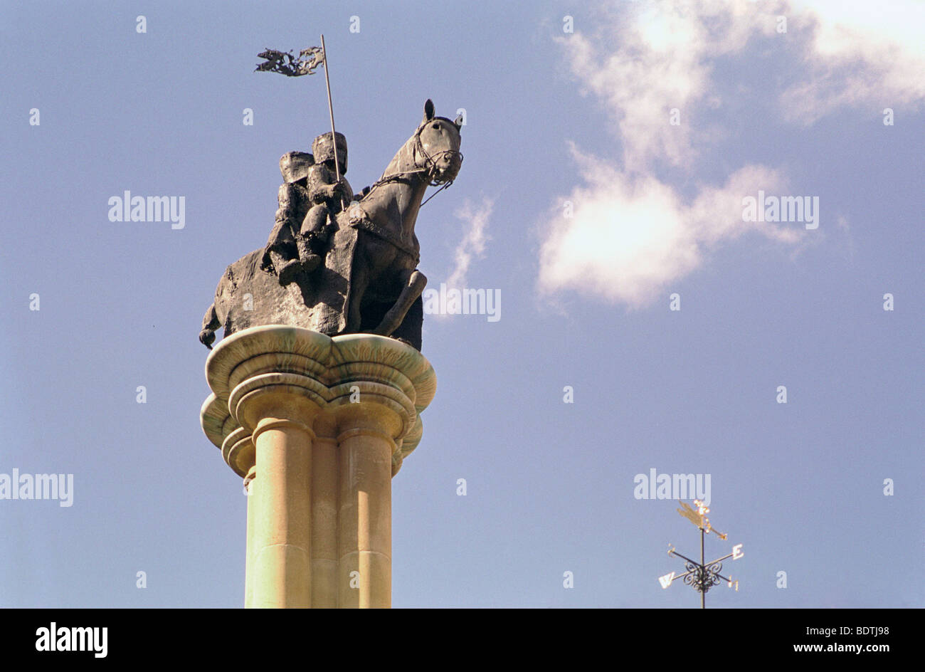 Tempelritter, Statue, Middle Temple, London, zwei Ritter auf dem Pferderücken mit zerrissenem Fahnenpennant. Stockfoto