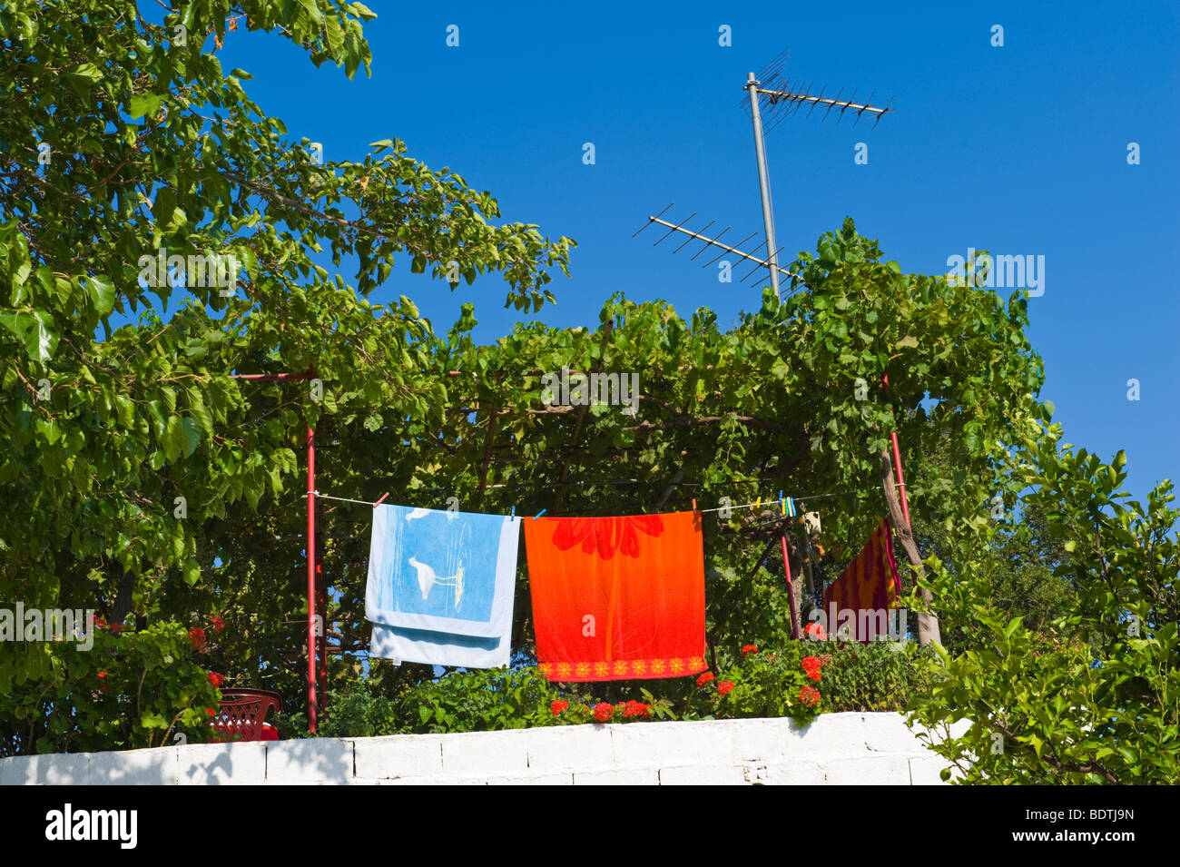 Handtücher hängen, Wäscheleine im Dorf Pastra auf der griechischen Mittelmeer Insel von Kefalonia Griechenland GR Stockfoto