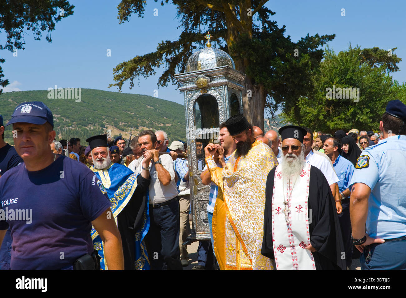 Bischöfe führen die Prozession von St. Gerasimos silbernen Sarg im Kloster auf der griechischen Insel Kefalonia Griechenland GR Stockfoto