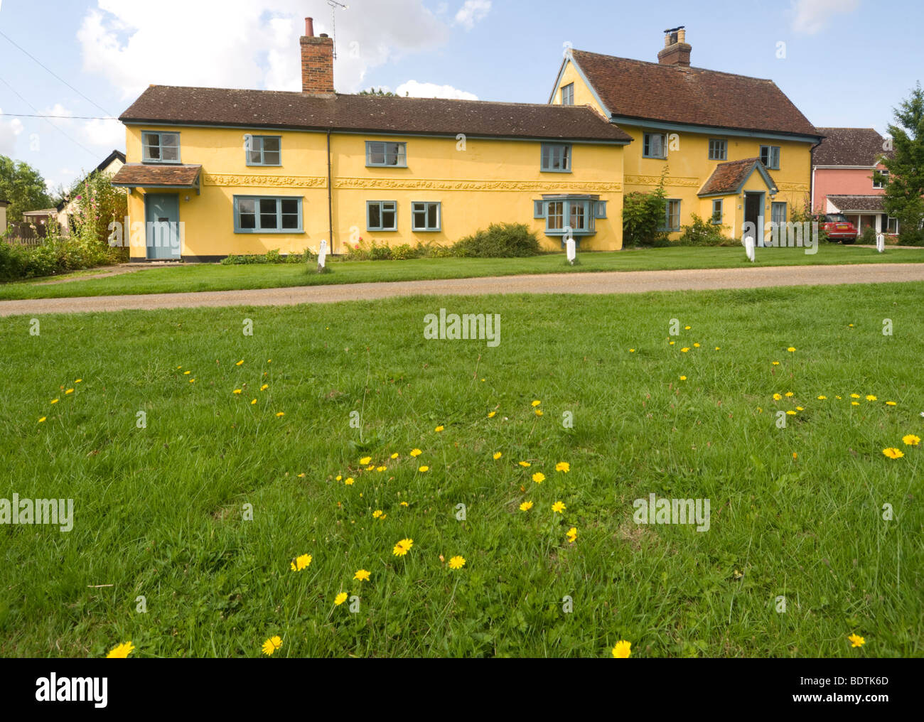 Gelbe Hütten Stoke on Clare Suffolk UK Stockfoto