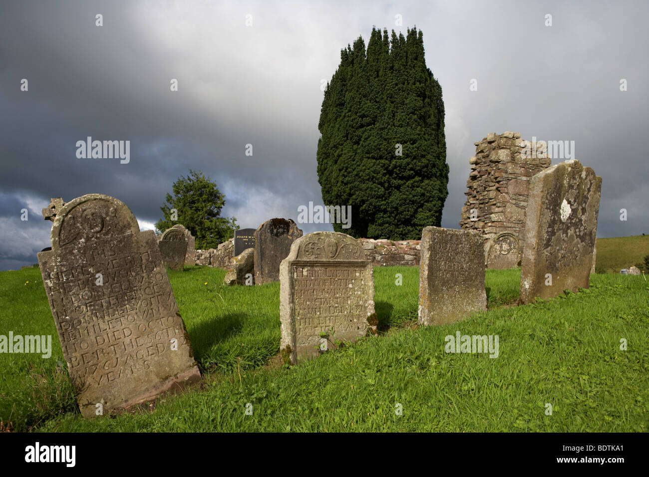 18. Jahrhundert Kirche irischen Grabsteine neben den Ruinen der St. Kierans Errigal Keerogue Grafschaft tyrone Stockfoto