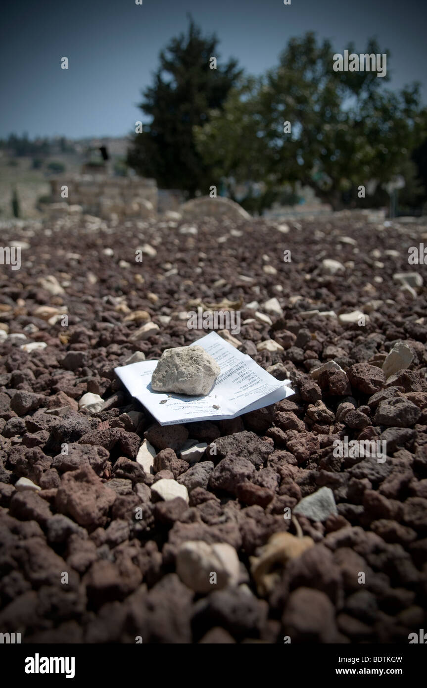 Stein über Gebet Seite Anfrage am Grab von Rabbi Pinhas Ben Yair, der in der Stadt Safed auch Milton Tsfat Zfat oder Tzfat in Galiläa Israel geschrieben Stockfoto