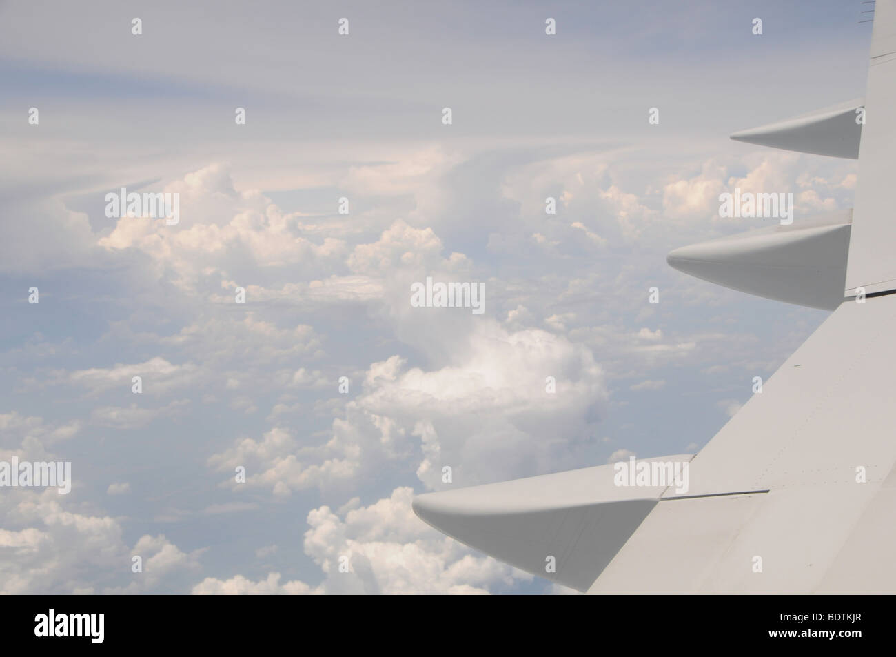 Blick auf Wolken und Flugzeugflügel von 34.000' Stockfoto