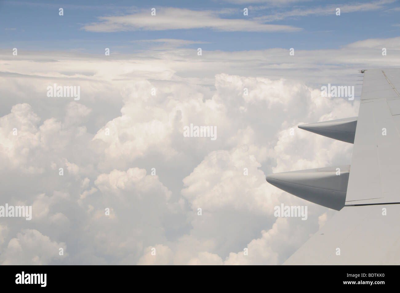 Blick auf Wolken und Flugzeugflügel von 34.000' Stockfoto