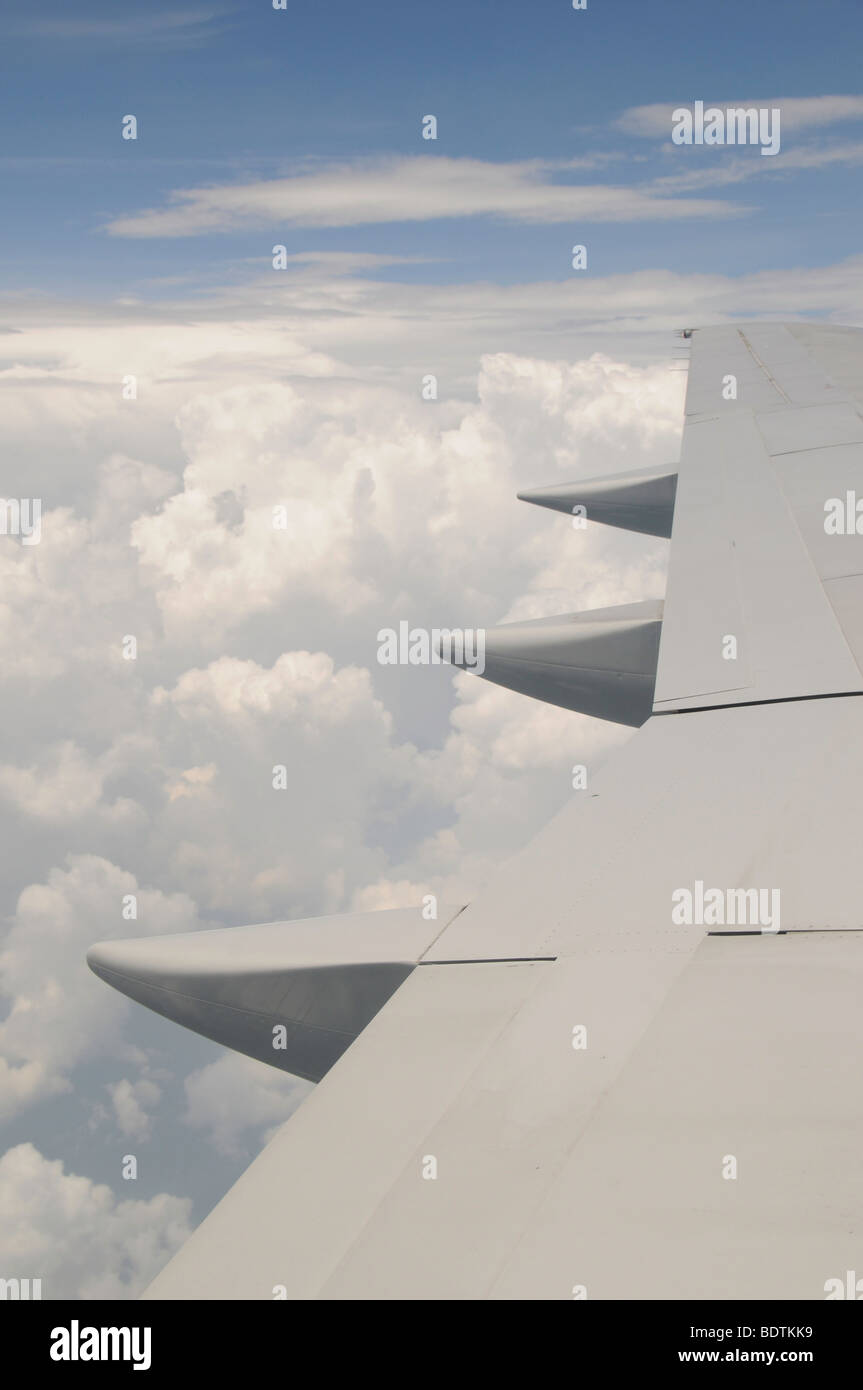 Blick auf Wolken und Flugzeugflügel von 34.000' Stockfoto