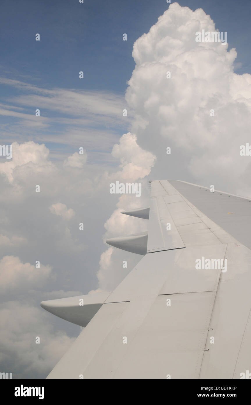 Blick auf Wolken und Flugzeugflügel von 34.000' Stockfoto