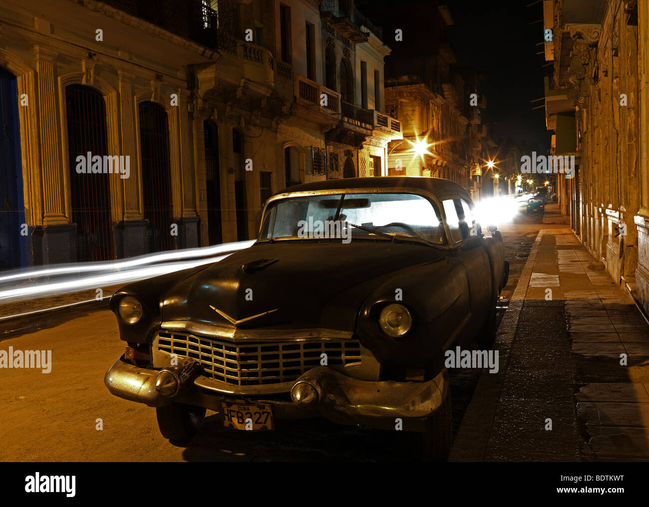 Ein amerikanisches historischen Auto in den Straßen von Havanna, Kuba, mit seinen alten beleuchteten Häusern, in der Nacht vom 28. Februar 2009 zu sehen. Stockfoto