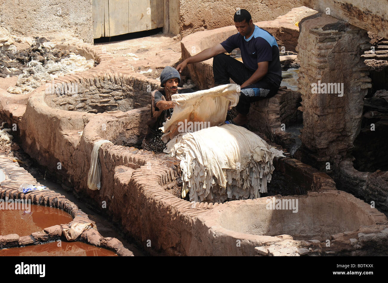 Arbeiter in einer Gerberei Souk in der Medina von Fes/Fez in Marokko in Nordafrika am 19. August 2009 abgebildet ist. Stockfoto