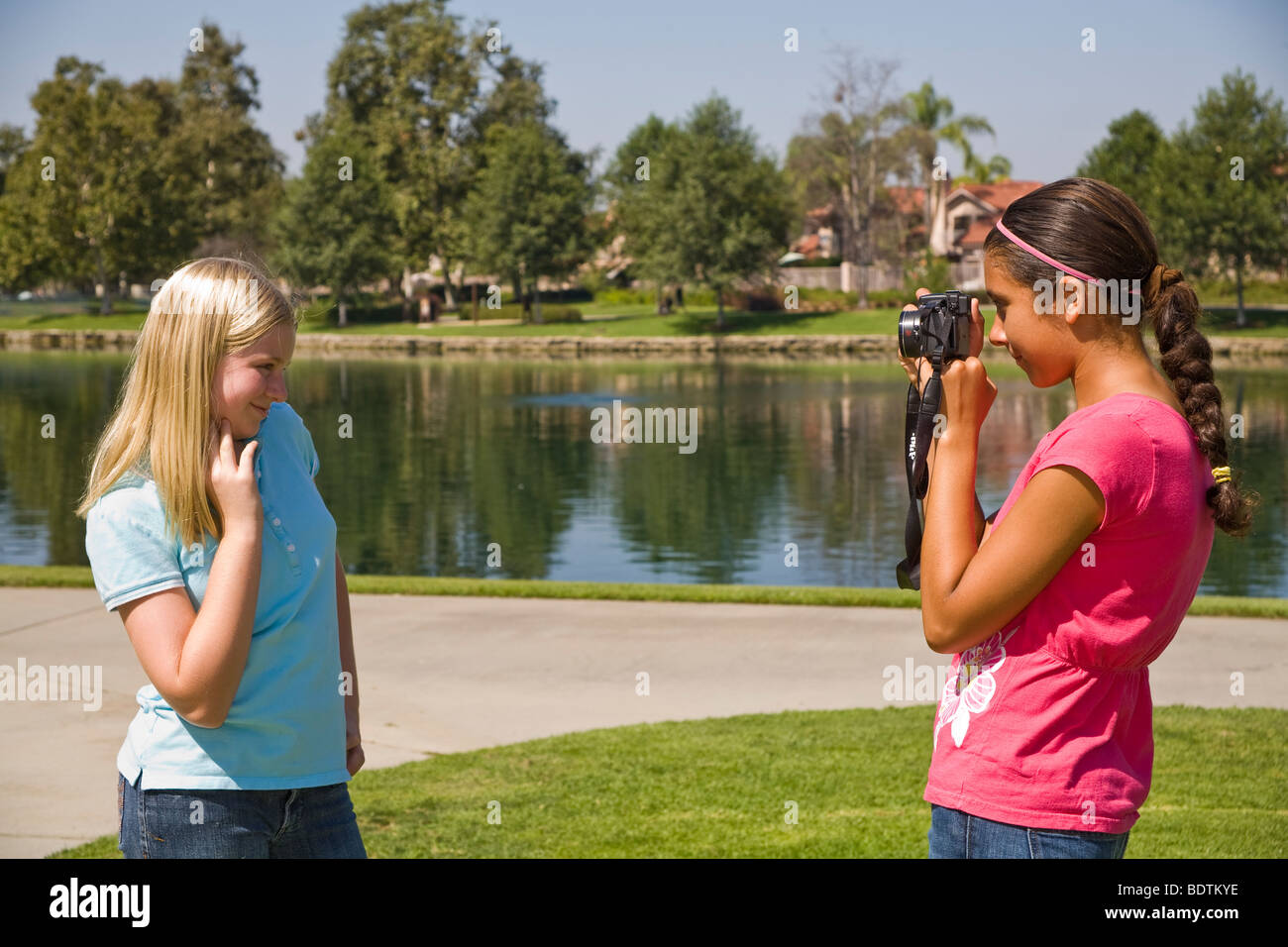 Zwei ethnisch gemischten ethnischen Vielfalt Mädchen hängen hängen zusammen Hispanic junior high Mädchen nehmen digitale Foto kaukasischen Freund 11-13 jährige Kinder Stockfoto