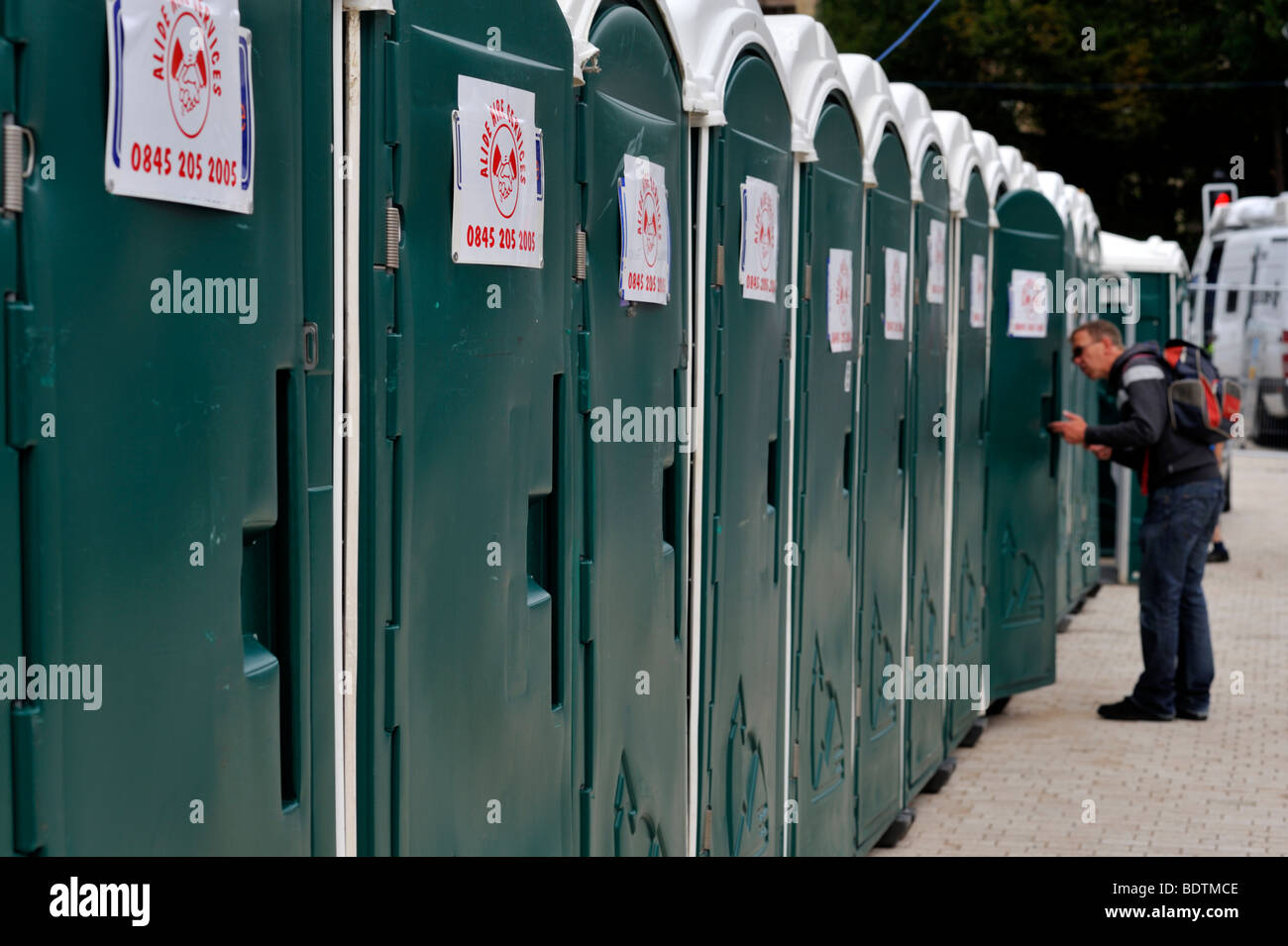 Reihe von mobilen Toiletten. Bristol-Halbmarathon Stockfoto