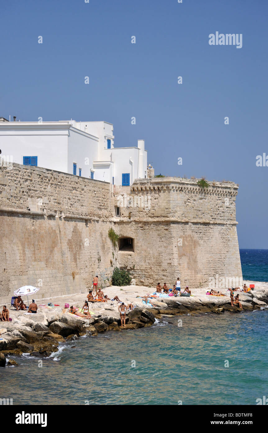 Alten Stadtmauern und Strand, Altstadt, Monopoli, Provinz Bari, Apulien Region, Italien Stockfoto