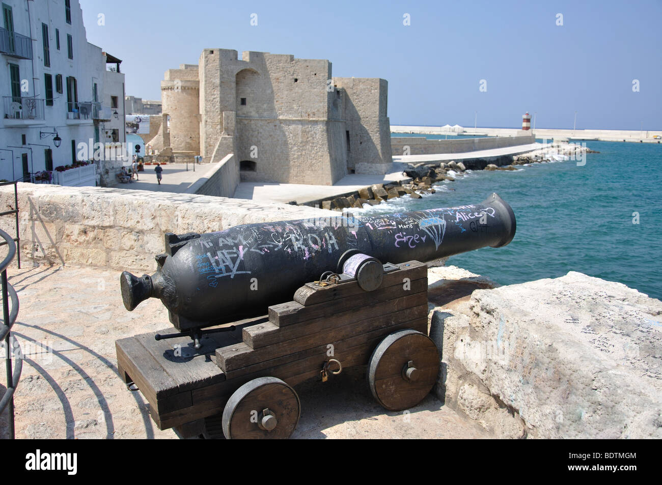 Alte Kanone auf Wand und Castello Carlo V, Monopoli, Old Town, Provinz Bari, Apulien Region, Italien Stockfoto