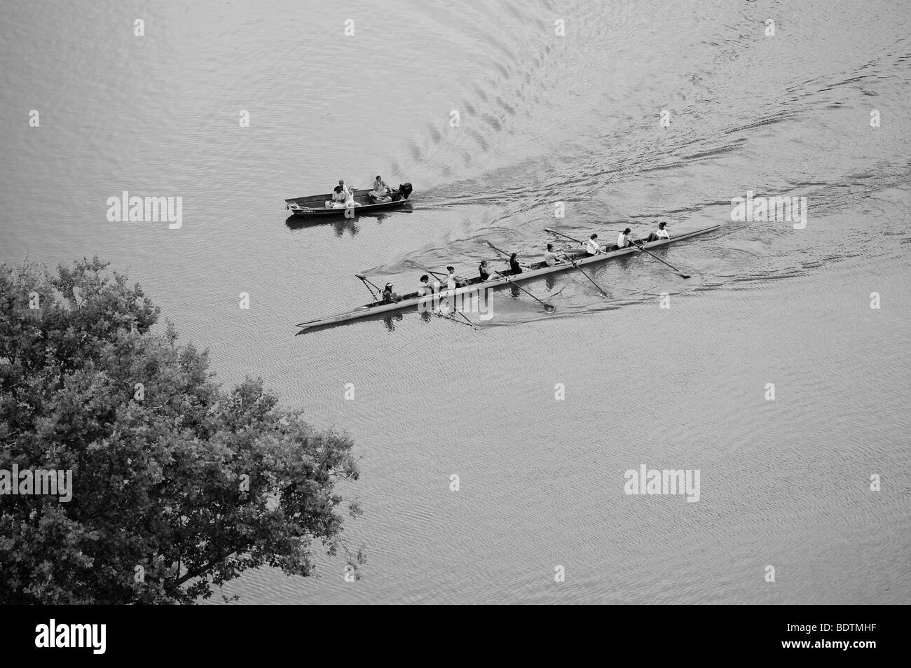 Crew Rudergeräte Rudern in der Praxis eine 8 / 8 Person Schädel auf dem Schuylkill River außerhalb von Philadelphia PA in der Nähe von Boathouse Row Stockfoto