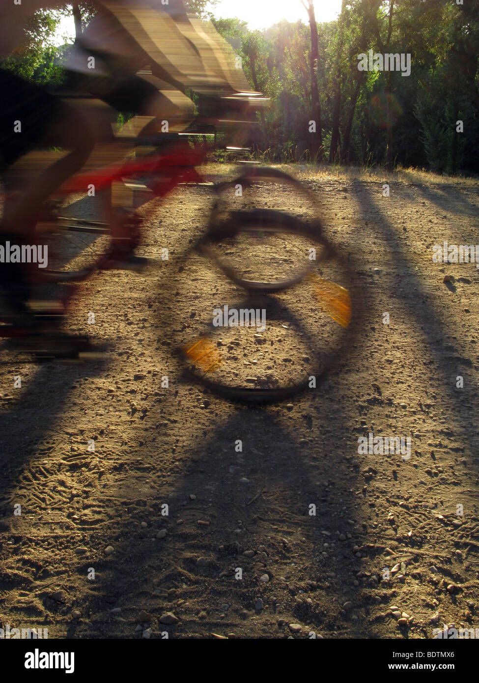 schnellen Fahrrad auf Feldweg in der Sonne Stockfoto