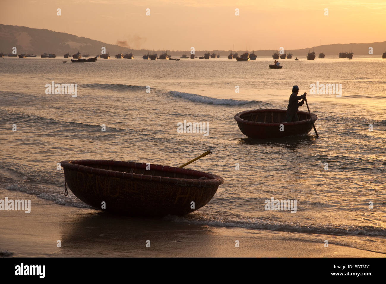 Angeln Boot Angebote an der Küste in Vietnam Stockfoto