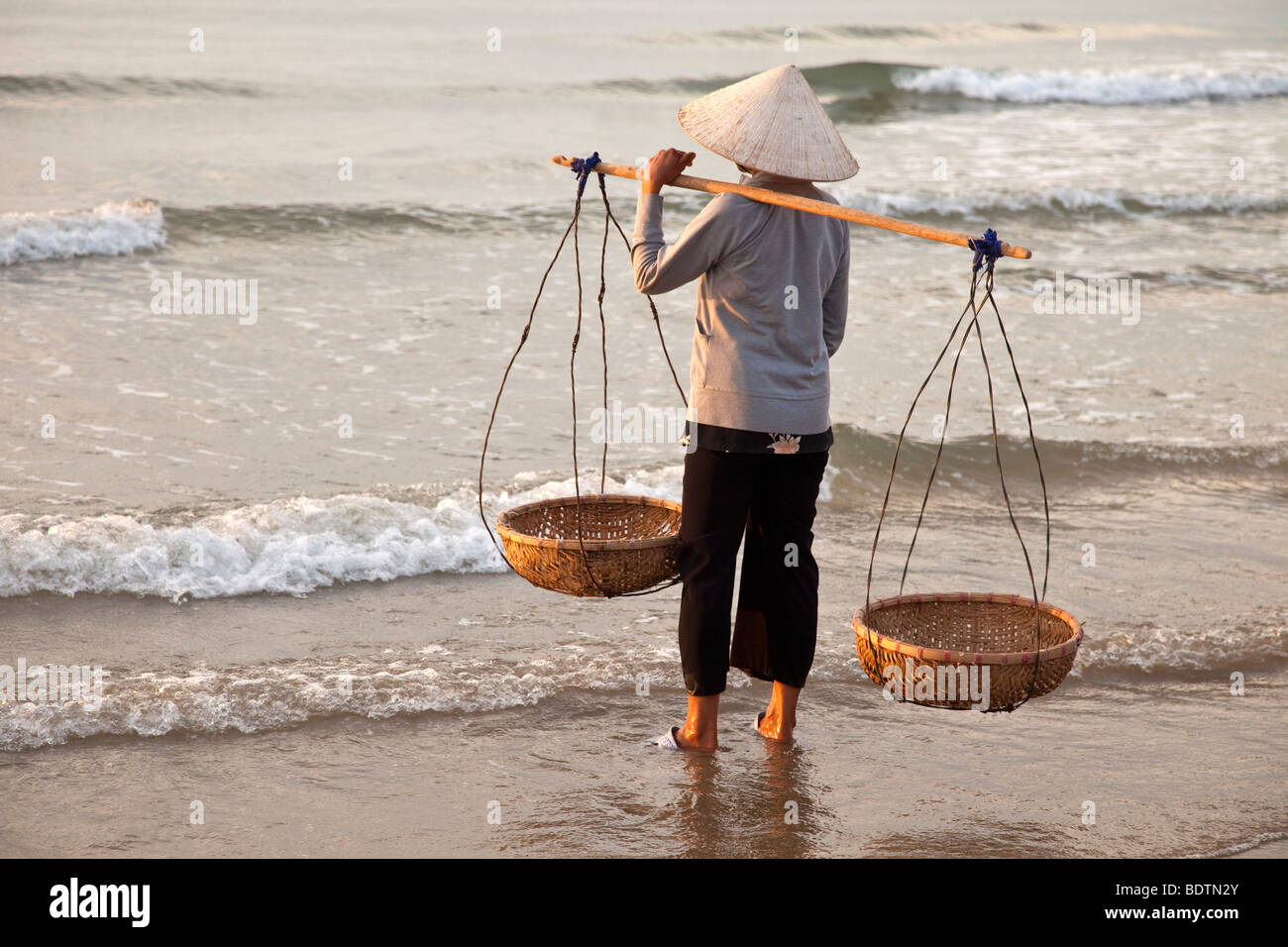 Vietnamesische Frauen warten am Morgen zu fangen Stockfoto