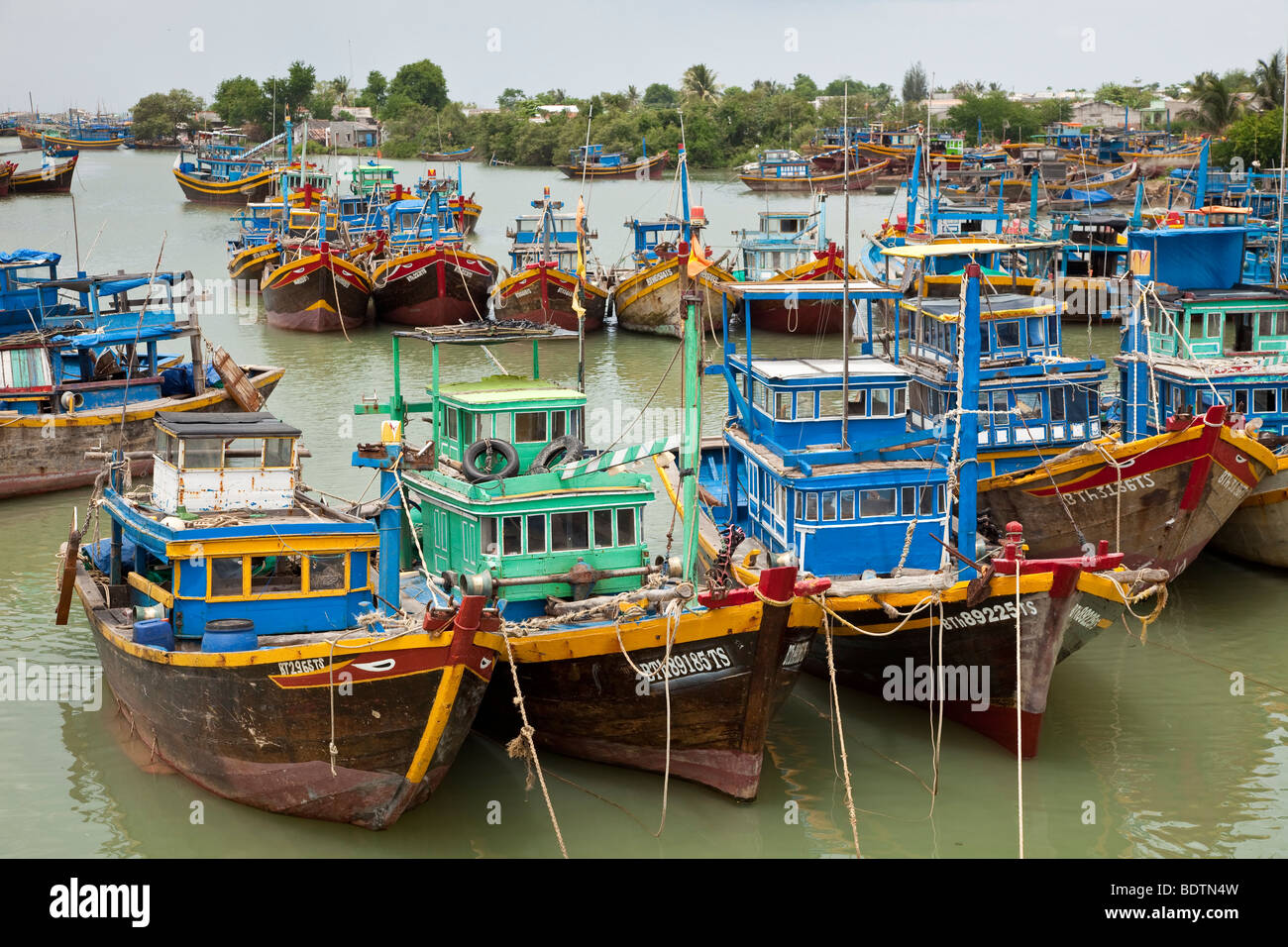 Angelboote/Fischerboote in der Nähe von Mui Ne, Vietnam angedockt Stockfoto