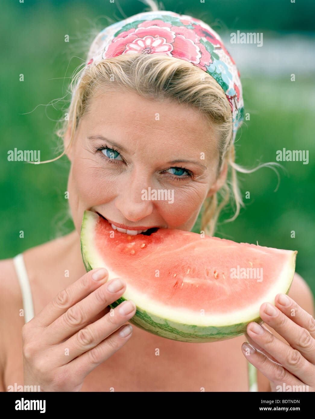 Eine Frau, eine Wassermelone essen Stockfoto