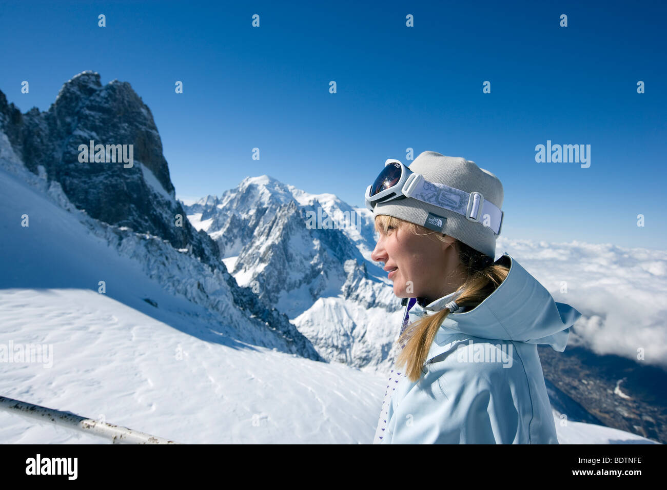 Eine Frau im Urlaub Chamonix Frankreich. Stockfoto