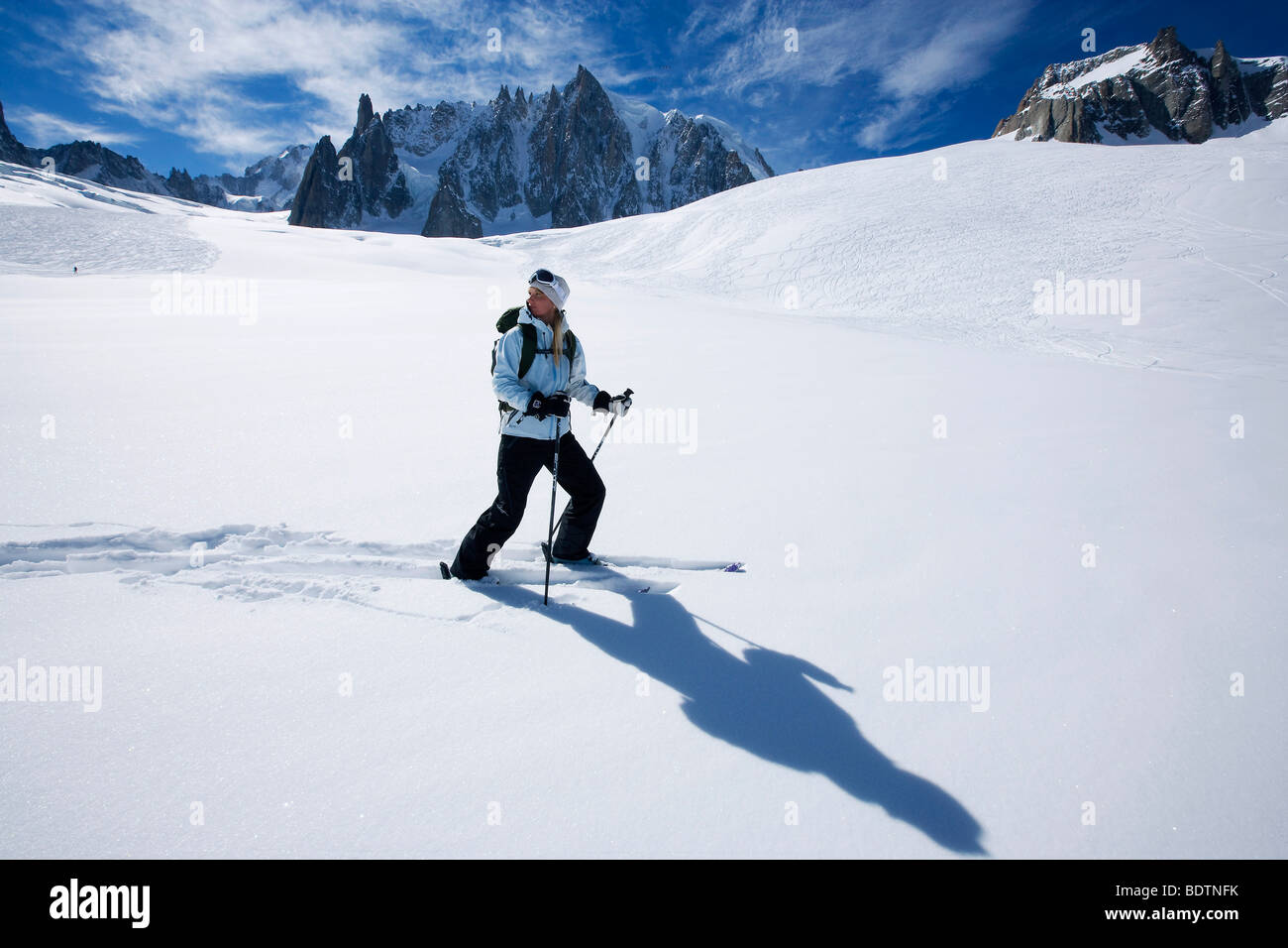 Skifahrer gehen bergab Chamonix Frankreich. Stockfoto
