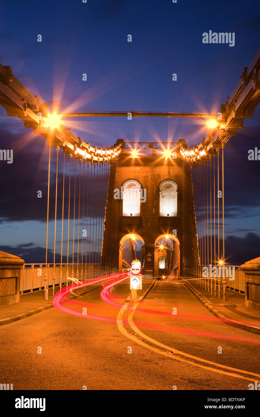 Blick entlang der A5-Straße über die Menai Hängebrücke, Anglesey in der Nacht. Bangor, Gwynedd, Nordwales, UK Stockfoto