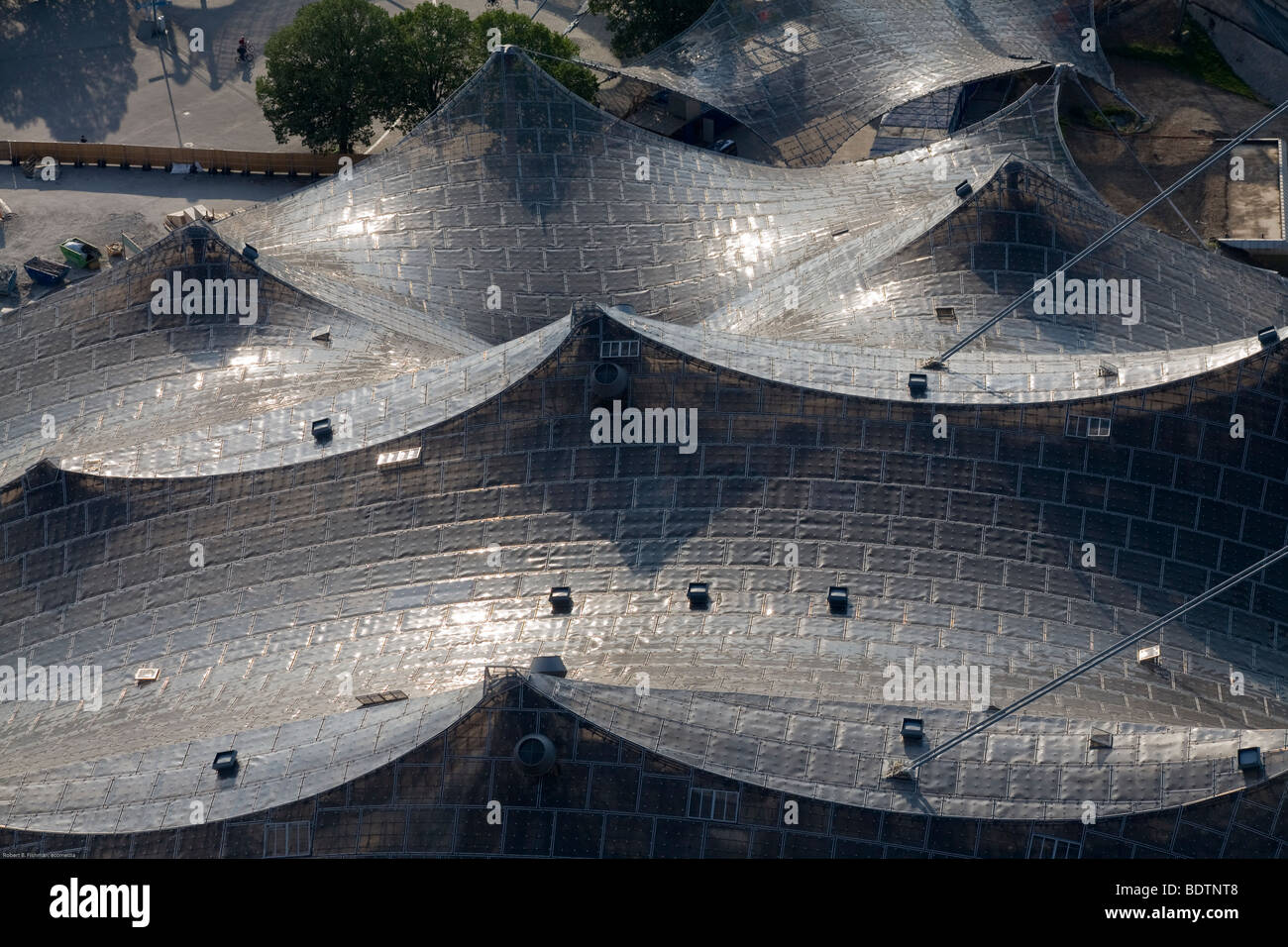 zeigen Sie aus dem Olimpic Turm auf das Olympiastadion, München, Bayern, Deutschland an Stockfoto