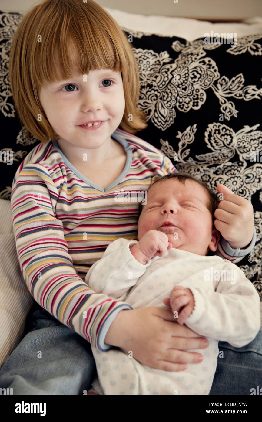 Madchen Die Ihr Neugeborenes Baby Schwester Im Arm Halten Stockfotografie Alamy