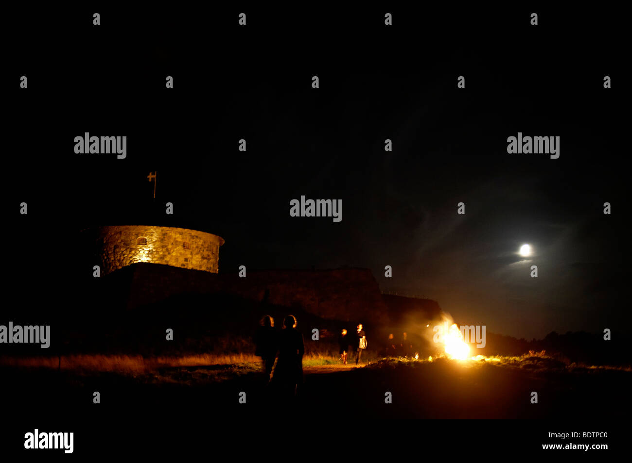 Nacht mit Mond und Licht von einem Feuer Stockfoto